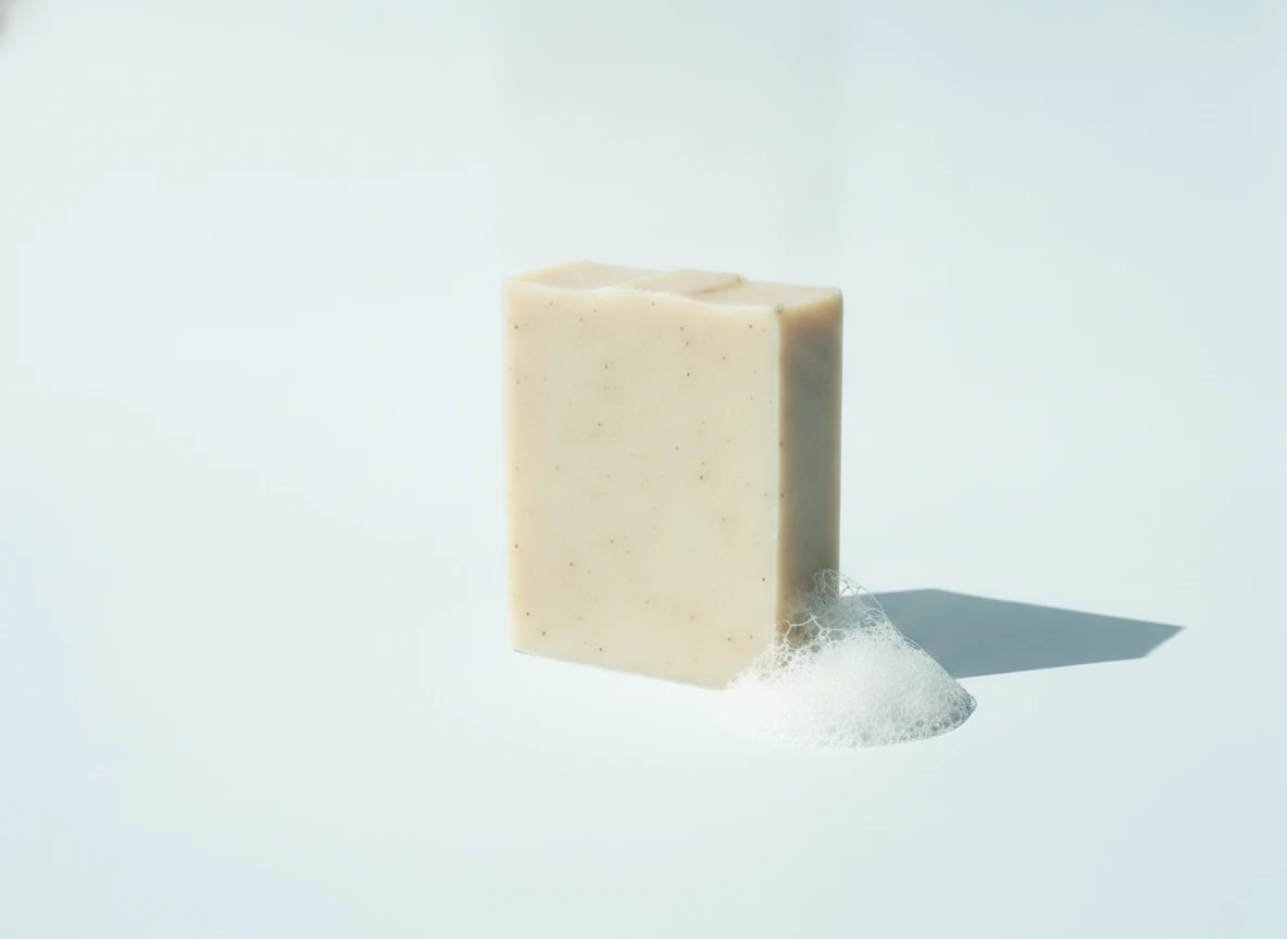 綠豆淨膚皂的細緻斑點質地與綠豆特寫